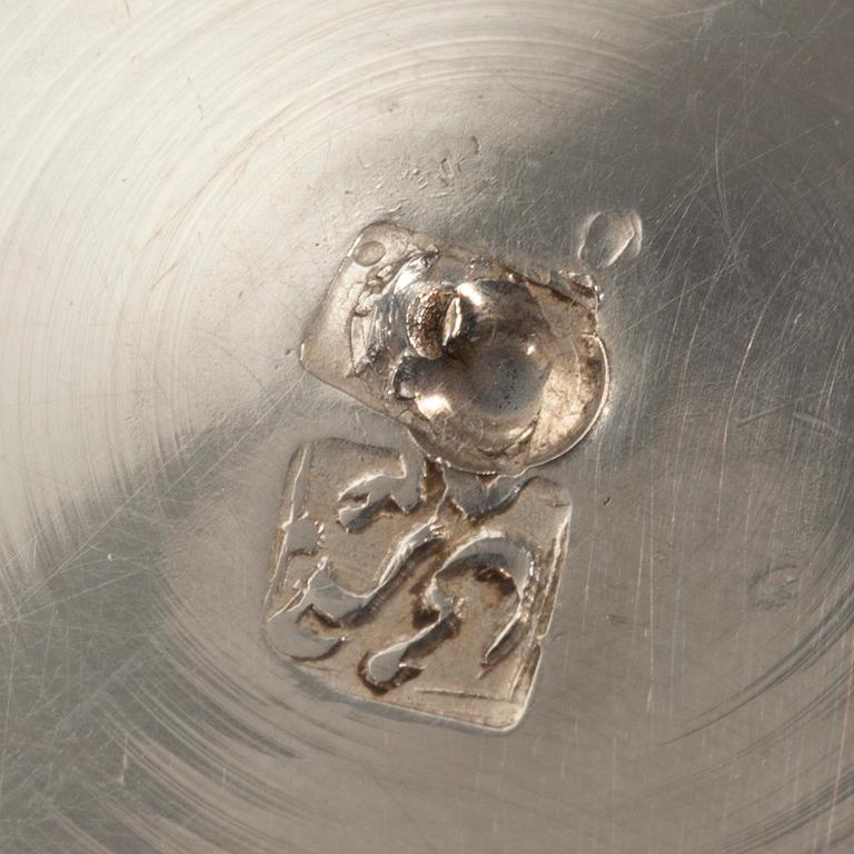 SKÅLAR, 2 st, och FAT, silver, Persien, 1900-tal. Vikt ca 1175 g.