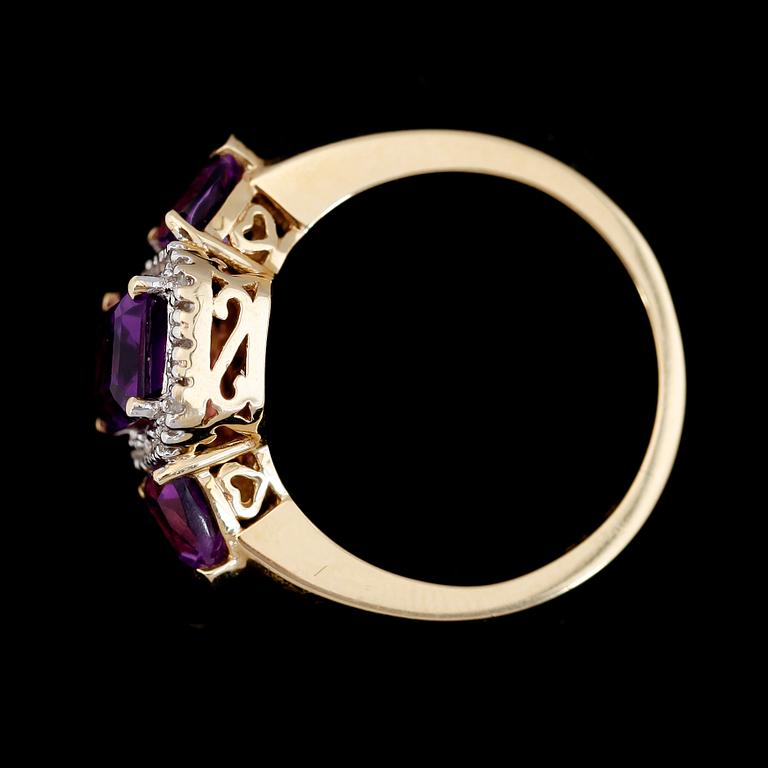 RING, 14K guld, diamanter tot ca 0.09 ct. och ametister. Total vikt ca 4 g.