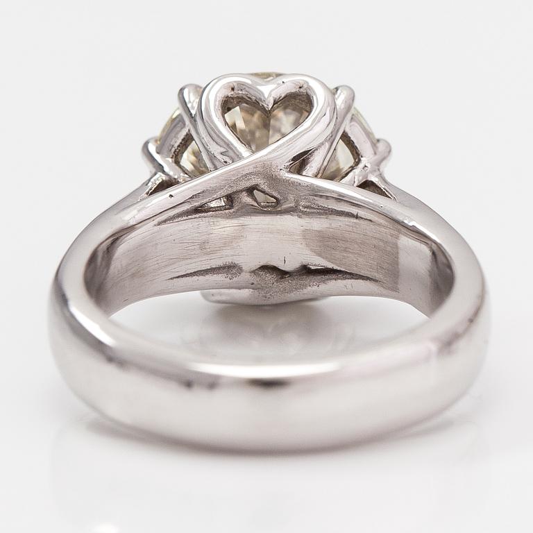 Ring, 18K vitguld och briljantslipad diamant ca 5.11 ct.