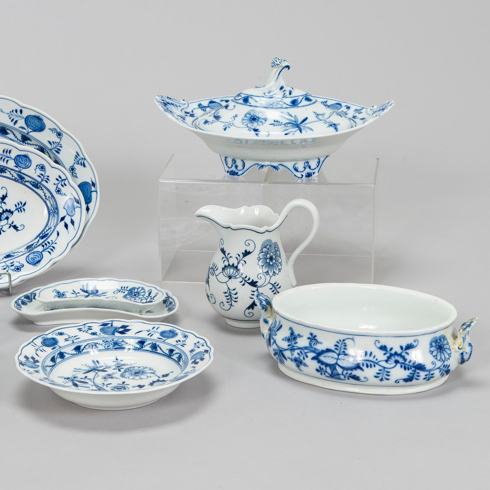 Meissen, ruoka- kahvi ja teeastiasto, n. 115 osaa, "Zwiebelmuster/Sipulikuvio", posliinia, 1900-luku.