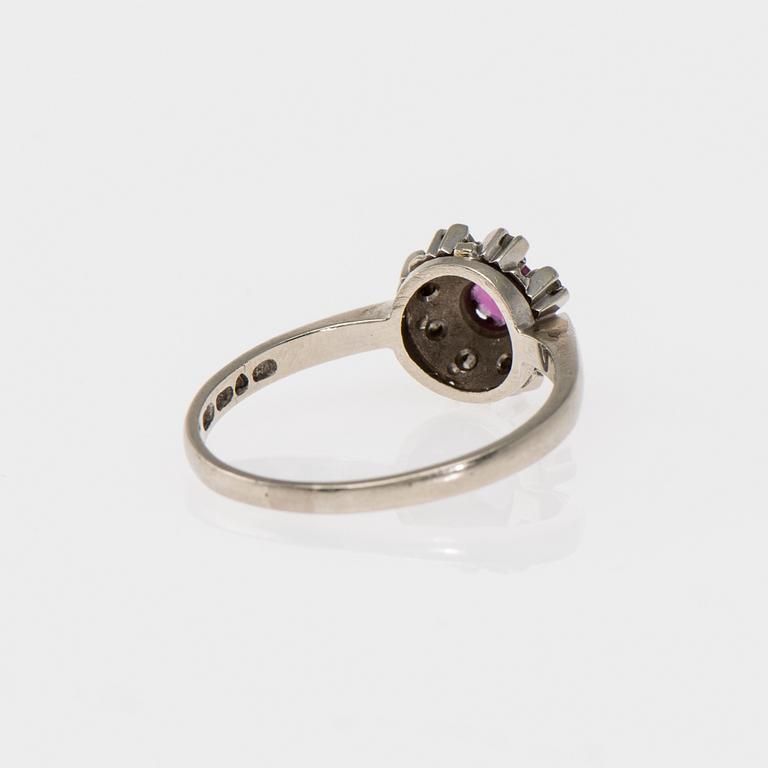 RING, 14K vitguld, rubin, 8/8-slipade diamanter. Vikt ca 2,8 g.