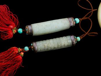 FIGURINER, 4 st, ARMRING, SCROLLTYNGDER ett par, DEKORELEMENT 2 st, Kina.
