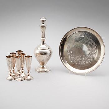 VODKASET, 8 delar, silver, Ryssland, 1900-talets första hälft. Vikt ca 449 gram.