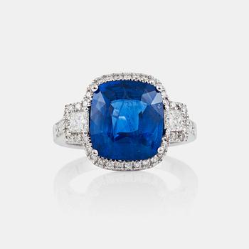 1312. A sapphire, 6.81 cts, and diamond, 0.85 ct, ring. Weights according to engraving.