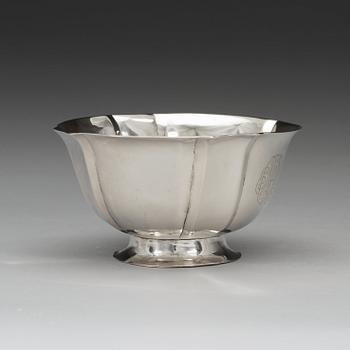 A Danish 18th century silver bowl, marks of Asmus Fridrich Holling, Copenhagen 1730.