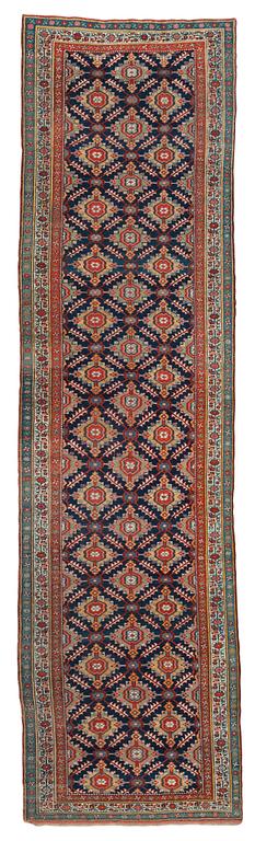 A RUNNER. An antique/semi-antique Bidjar. 525,5 x 141 cm (as well as a few cm flat weave at each end).