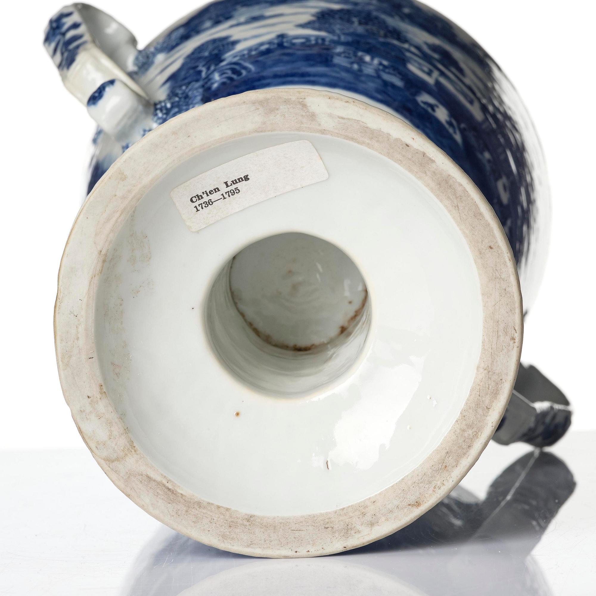 Pokal med lock, porslin. Qingdynastin, Qianlong (1736-95).