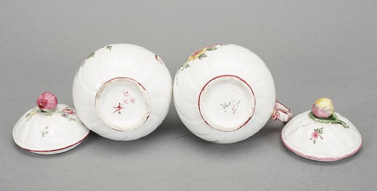 CREMEKOPPAR, ett par, porslin, Marieberg 1760-1782.