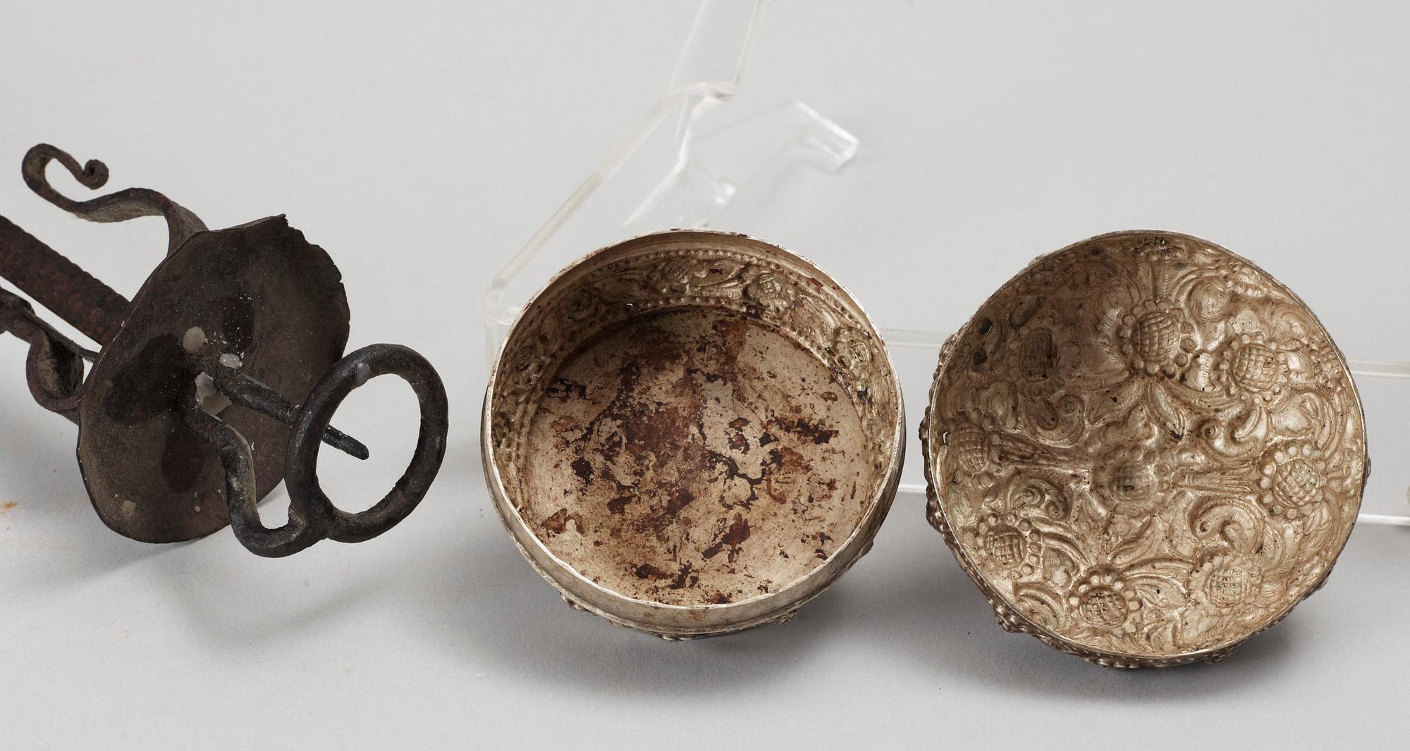 BURK samt LJUSHÅLLARE, silver, metall. Burma, Kina 1800/1900-tal.