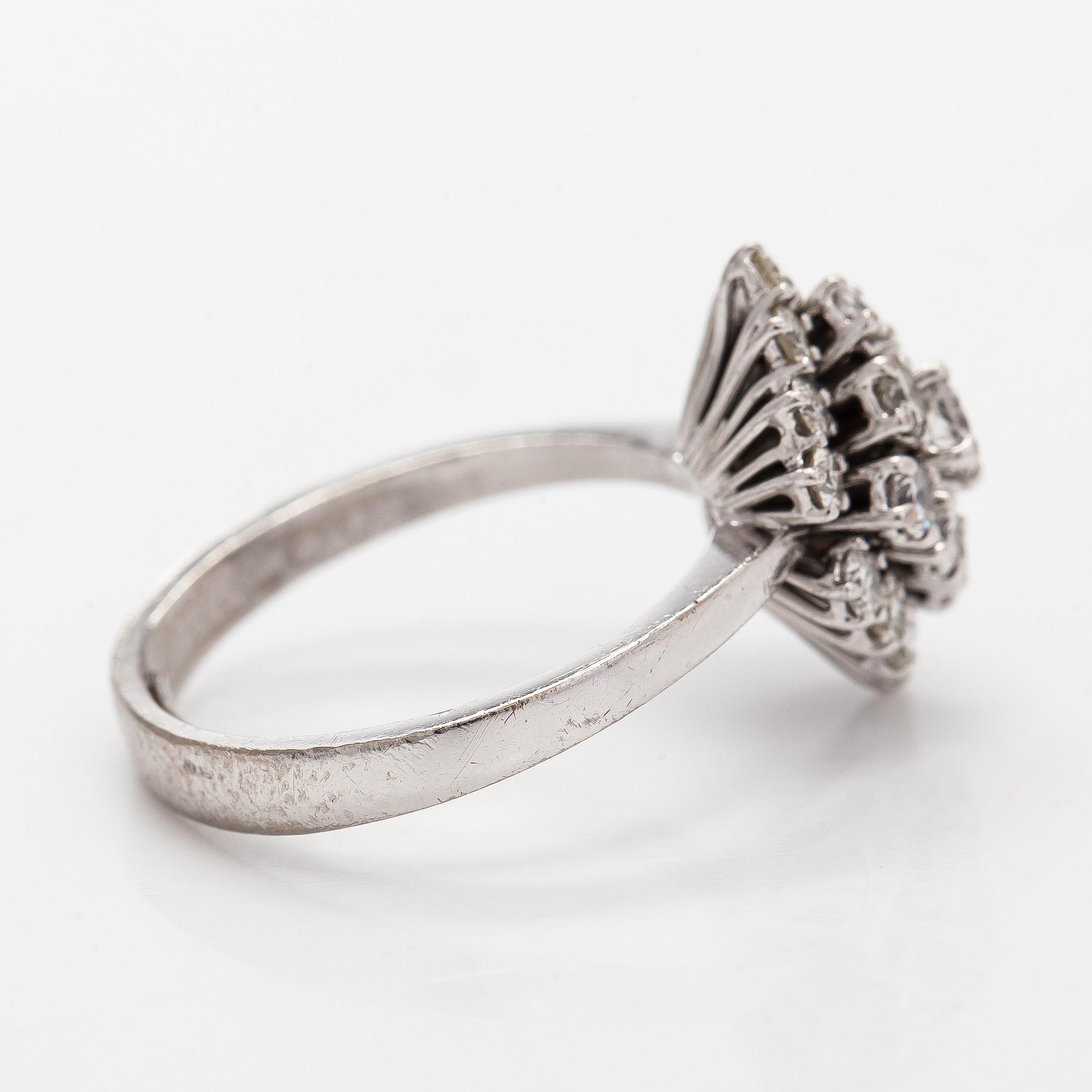 Ring, briljantslipade diamanter, platina.