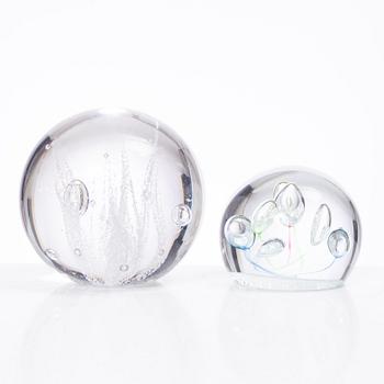 Vicke Lindstrand, Göran Wärff, Caithness of Scotland, five glass paper weights, signed.