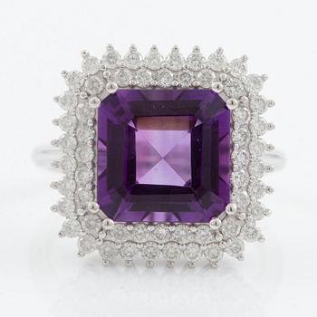 Ring in 18K white gold with amethyst and brilliant-cut diamonds.