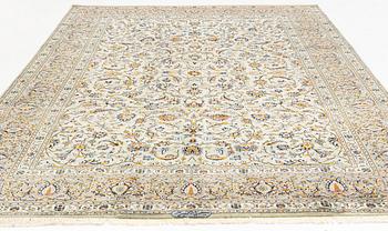 A Kashan carpet, ca 395 x 277 cm.