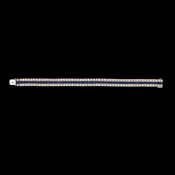 ARMBAND, briljantslipade diamanter, tot. ca 3.20 ct, samt carréslipade blå safirer.