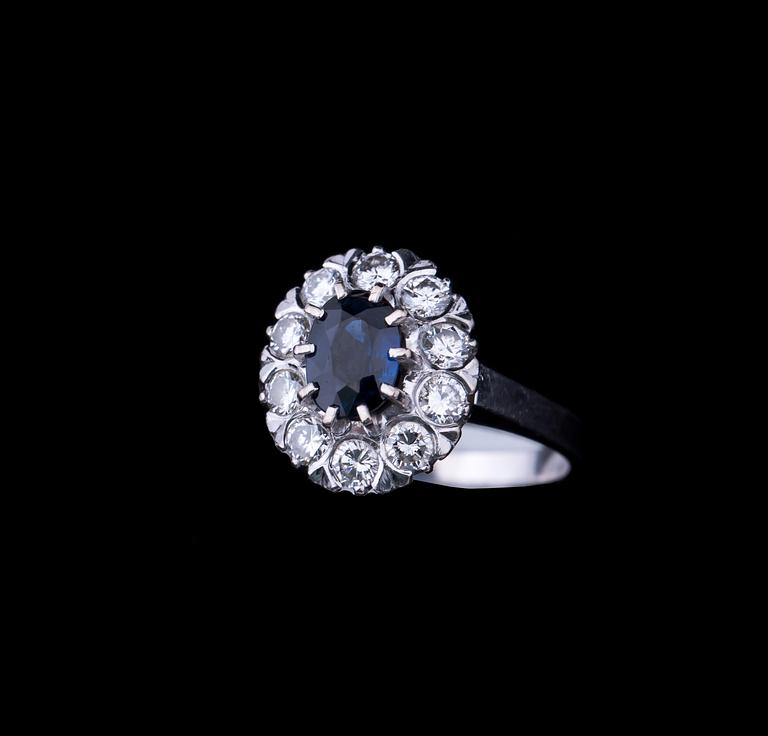 RING, 18 k vitguld med diamanter, enligt gravyr ca 0.80 ct samt safir ca 1.15 ct. Ceson, Göteborg. Vikt ca 5,5 g.