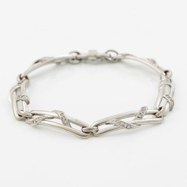 Engelbert bracelet 18K white gold with round brilliant-cut diamonds.