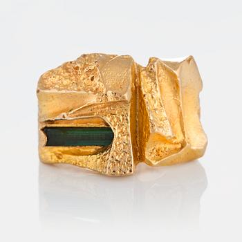 1083. A Björn Weckström ring "Tourmaline Bridge" in 18K gold set with a green tourmaline.