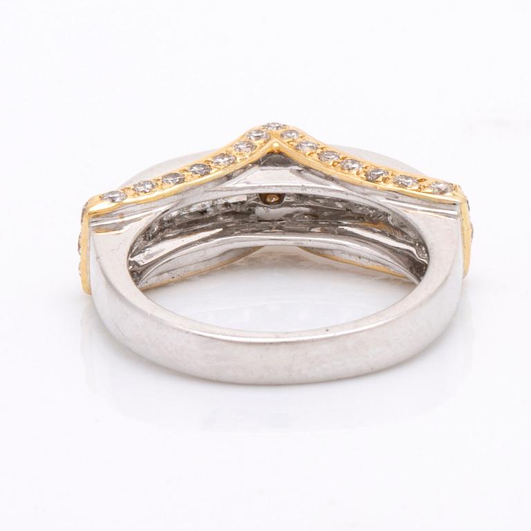 Ring platinum and 18K gold princess and brilliant-cut diamonds approx 1,5 ct in total.