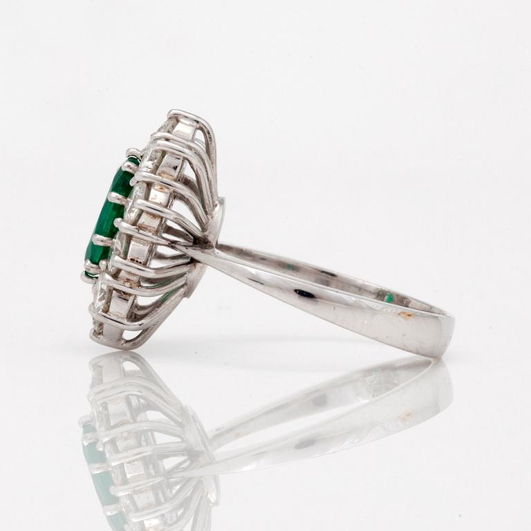 RING med smaragd ca 1.00ct samt briljantslipade diamanter totalt ca 1.50ct.