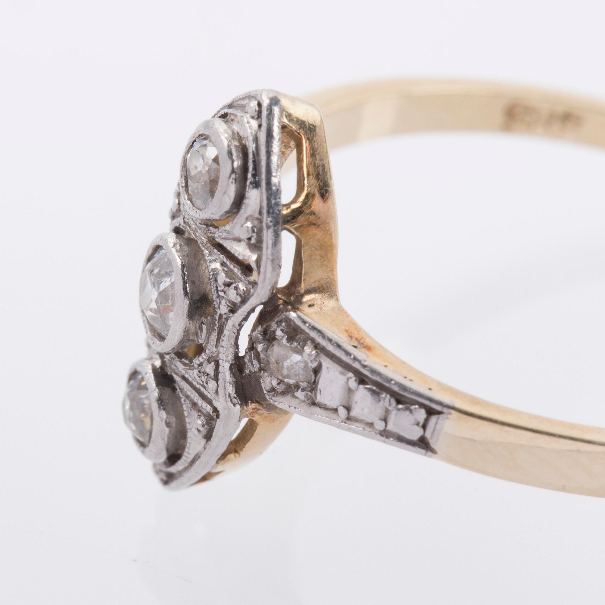 RING, 14K guld samt vitguld med tre gammalslipade diamanter, ca 0.20 ct.