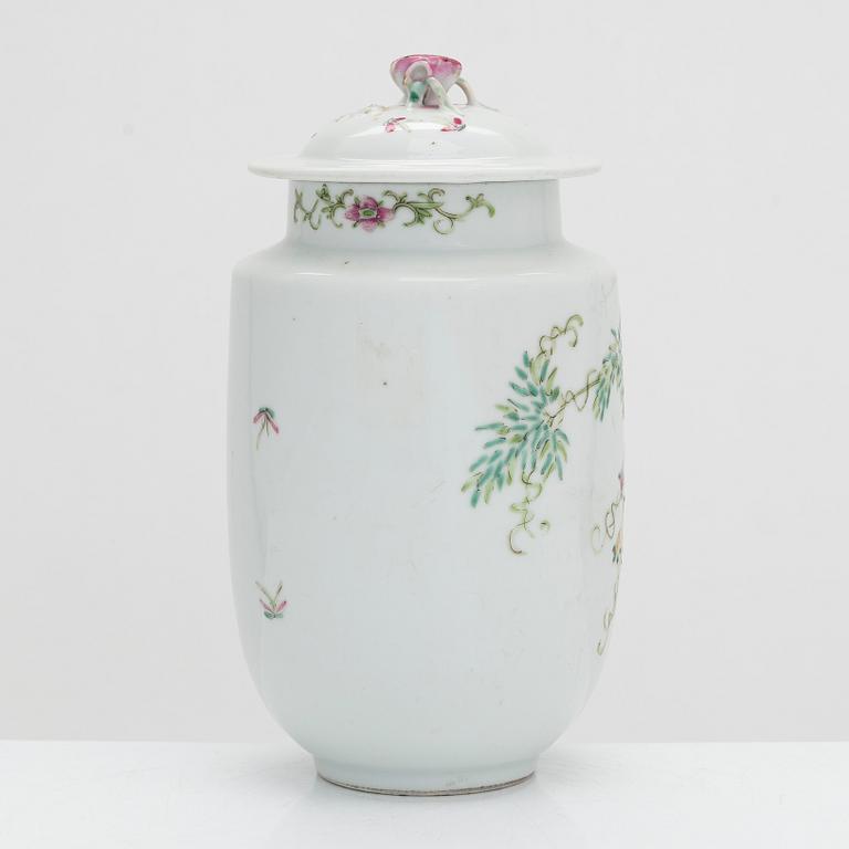 A Chinese porcelain vase with cover, first half of the 20th century.