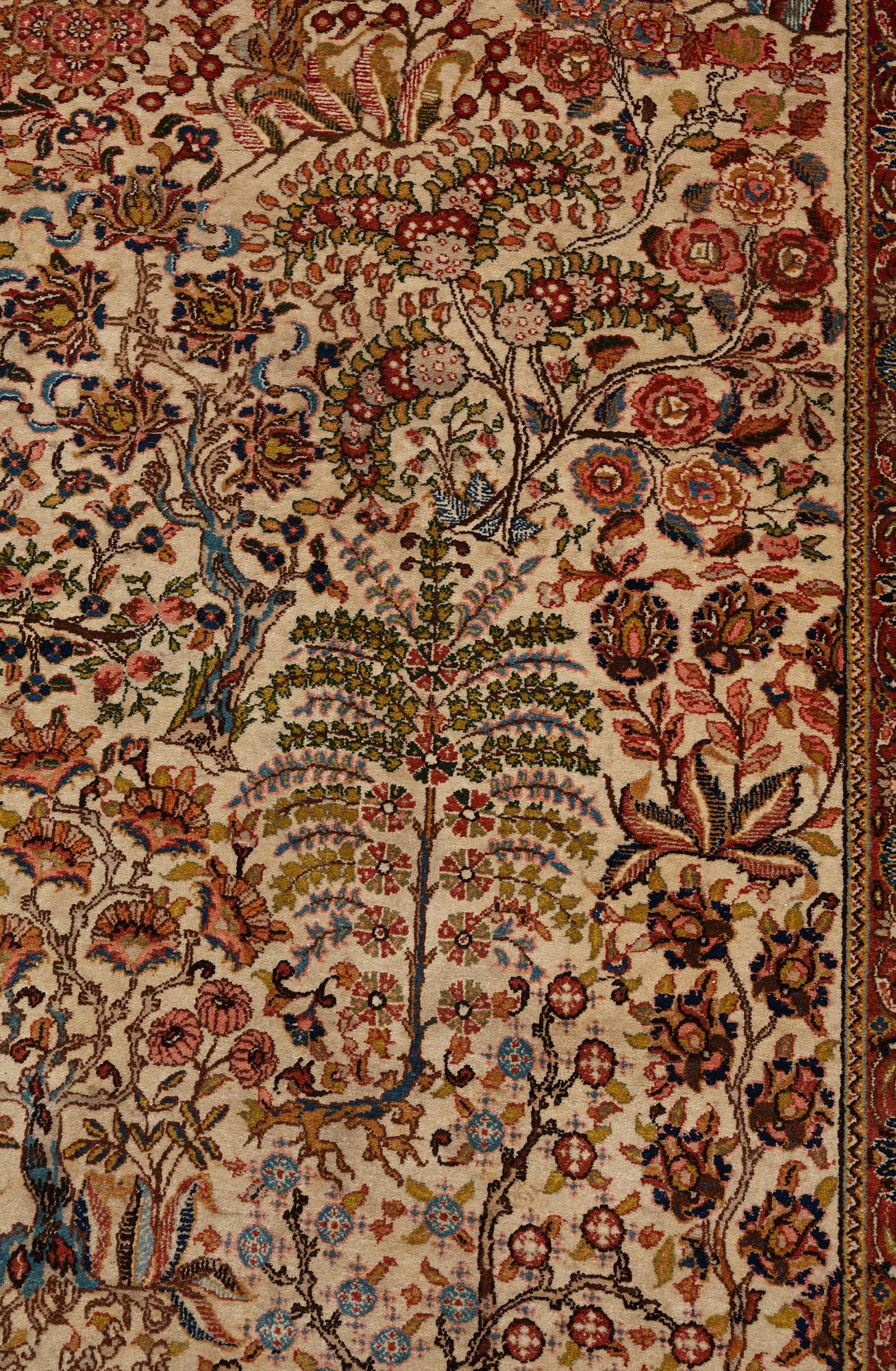 A carpet, a semi-antique Tabriz, ca 297,5 x 224 cm.