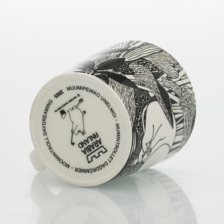 Muminmugg, "Mumintrollet dagdrömmer", porslin, Moomin Characters, Arabia 2005.