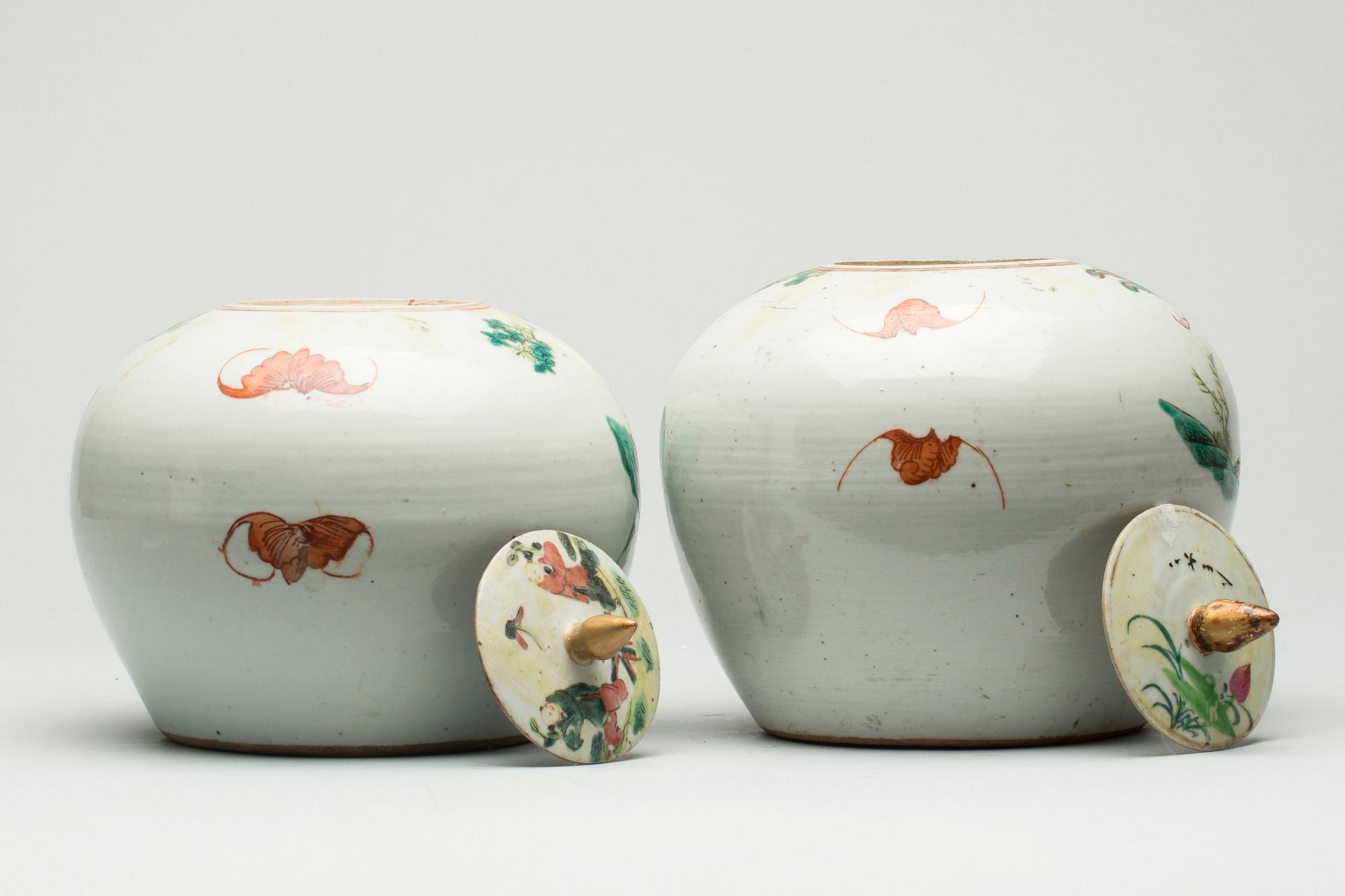 URNOR MED LOCK, 2 stycken, Kina, 1800-tal.