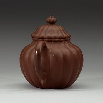 A Yixing chrysantemum-molded teapot, late Qing dynasty (1644-1912).