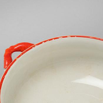 An eartheware tureen and a serving dish from Göteborg, early 20th century.