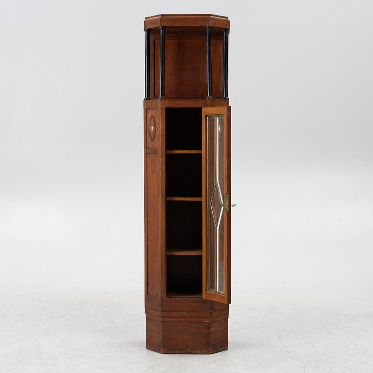 Vitrinskåp, jugend, tidigt 1900-tal.