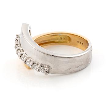 Ring, 18K gold and white gold with brilliant-cut diamonds.