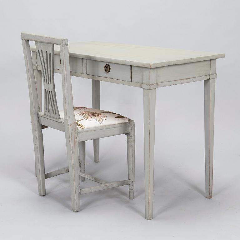 Skrivbord, gustaviansk stil, 1900-tal och stol, gustavianskt provinsarbete, 1700-talets slut.