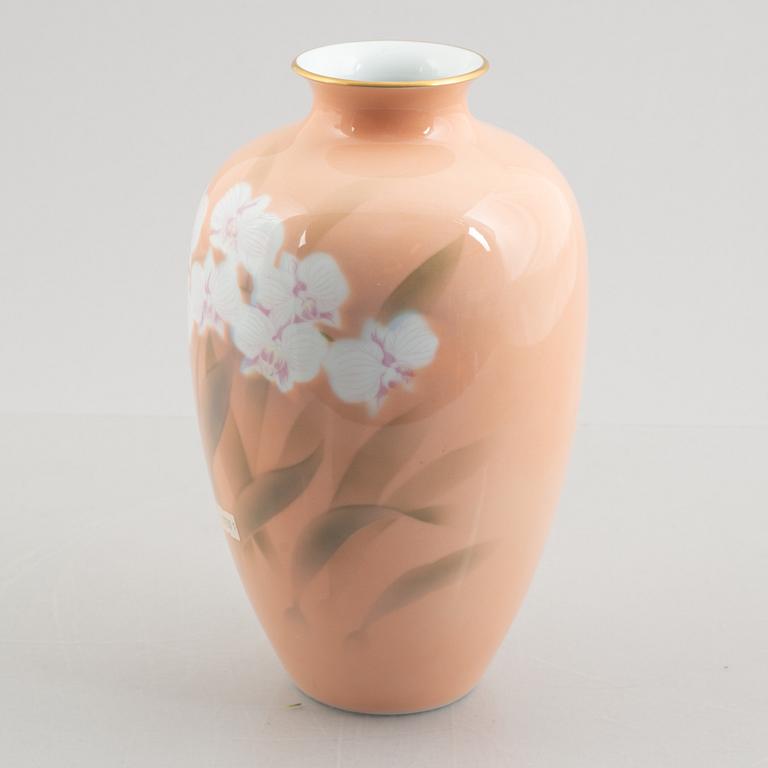 A porcelain vase, Fukagawa Porcelain Manufacturing Company, Japan, second half of the 20th century.