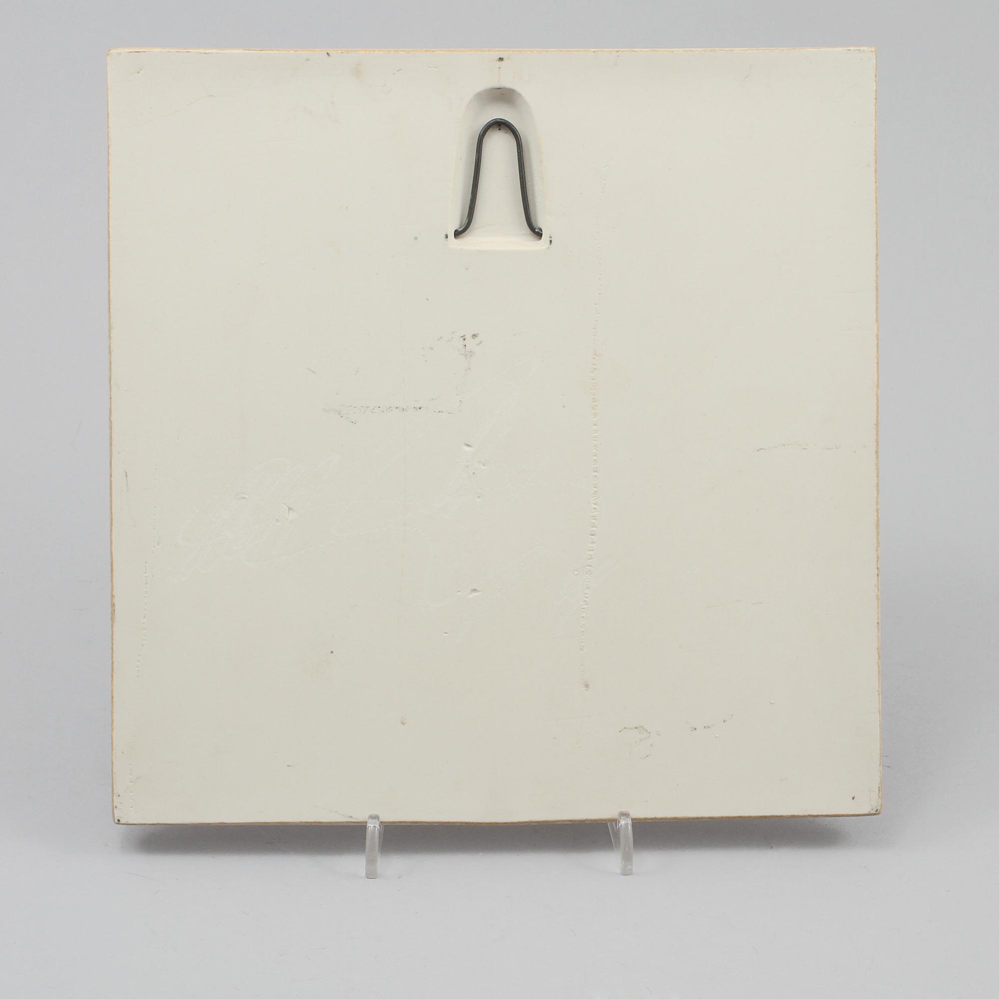 VÄGGRELIEF, vit stengodslera, ur serien "Fjärilsplattor", Gustavsberg, 1972-1974.