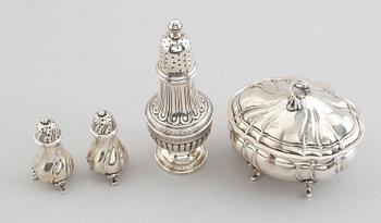 SOCKERSTRÖARE, PEPPAR- OCH SALTSTRÖARE OCH SOCKERSKÅL,silver, 1900-talets mitt. Vikt ca 476 g.