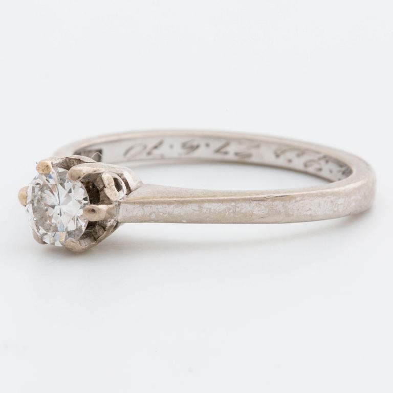 RING 18K whitegold 1 brilliant-cut diamond approximately 0,30 ct.