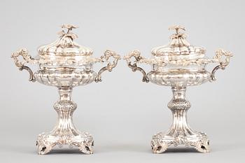 SOCKERSKÅLAR PÅ FOT, ett par. Silver, nyrokoko. Gustaf Möllenborg. Stockholm 1851. Vikt tot ca 1400 g.
