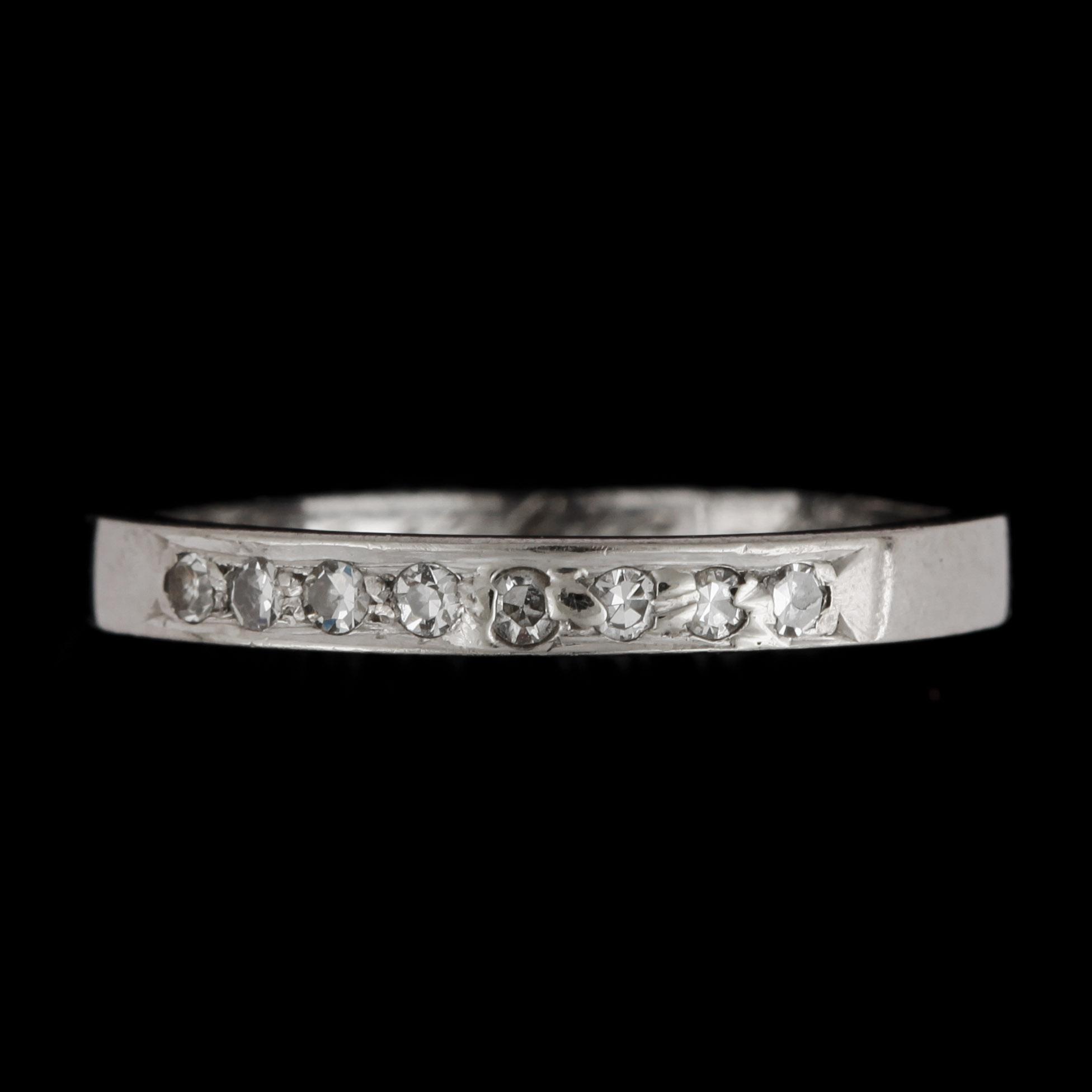 RING, 18k vitguld med 8 åttkantslipade diamanter, Ceson, Göteborg, 1965. Vikt 3 g.