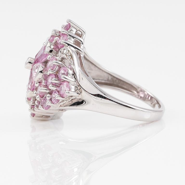 RING, 10K vitguld med rosa safirer.