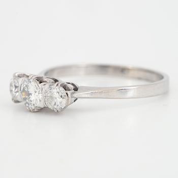 RING, med tre briljantslipade diamanter,