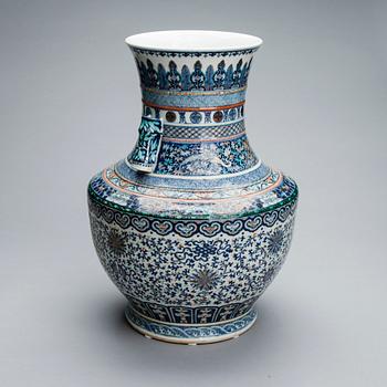 KIINALAINEN UURNA, posliinia. Guangxu 1875-1908.