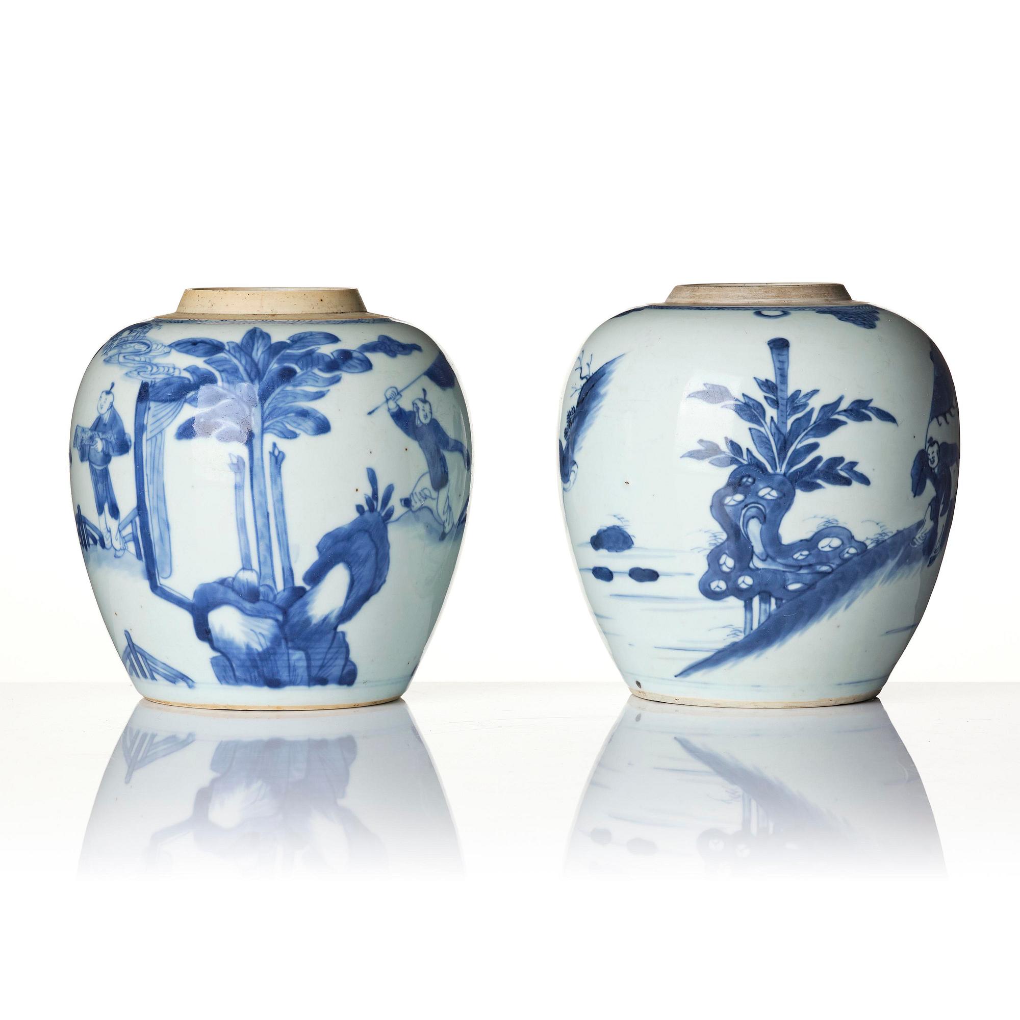 Urnor, två stycken snarlika, porslin. Qingdynastin, Kangxi (1662-1722).