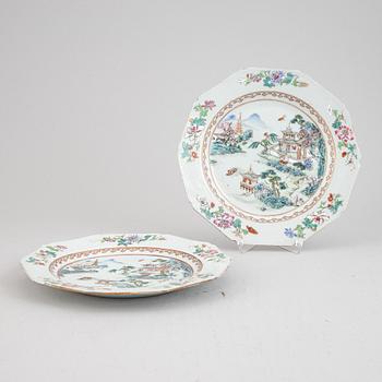 A pair of Chinese porcelain famille rose plates, Qing dynasty, Qianlong (1736-1795).