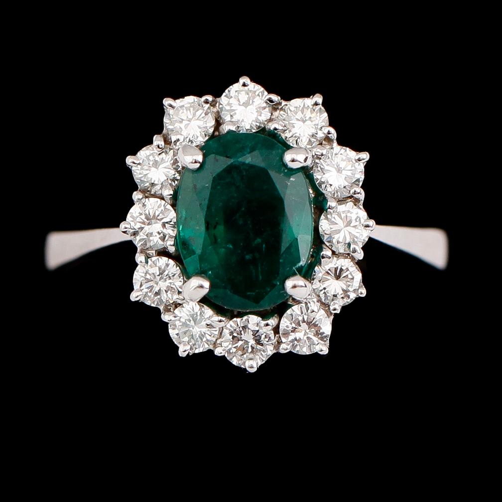 RING, 18 k vitguld, smaragd och briljantslipade diamanter. Vikt 4,5 g.