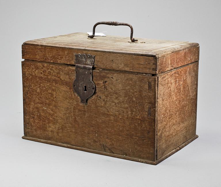 KISTA MED VERKTYG, troligen 1700-tal.