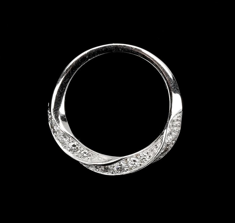 RING, 18k vitguld med briljantslipade diamanter, tot 1.00 ct enl gravyr.