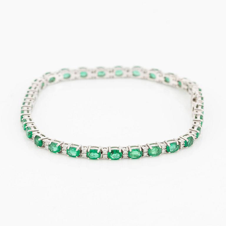 Bracelet, 18K white gold with emeralds and brilliant-cut diamonds.