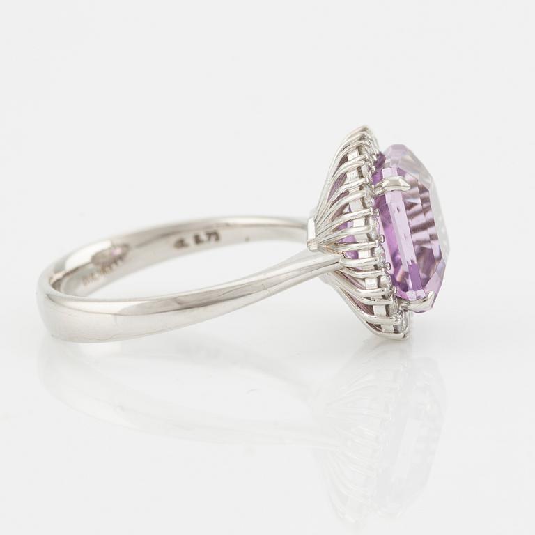 Ring 18K guld med en fasettslipad kunzit och runda briljantslipade diamanter.