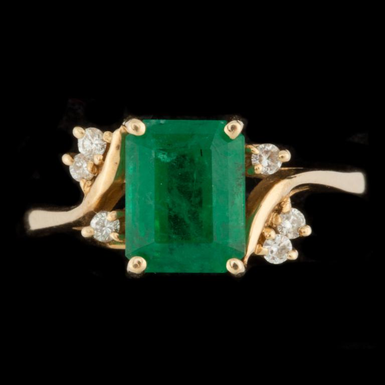 RING, 14 k guld med smaragd samt briljantslipade diamanter ca 0,06 ct. Vikt ca 2,0 g.